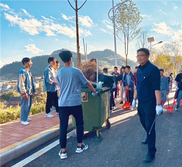 美麗校園，你我共建——電氣工程系師生參與新校區(qū)環(huán)保志愿活動